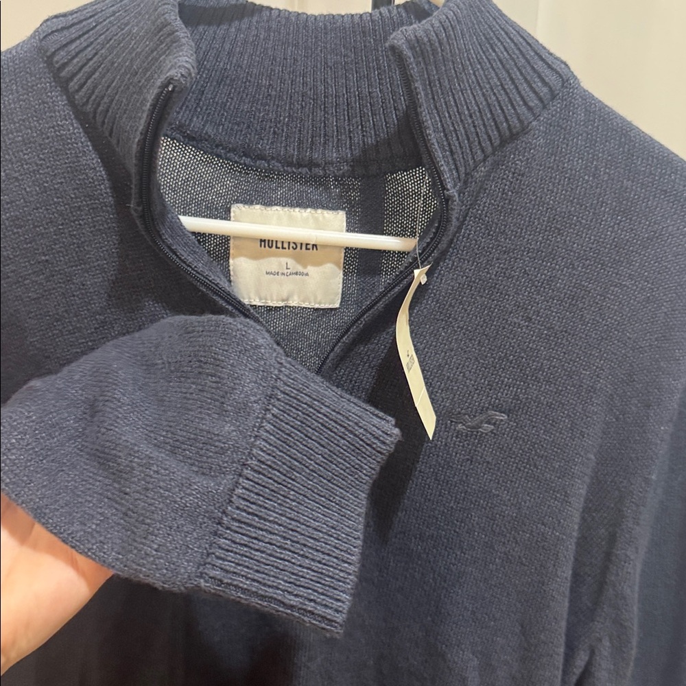 Hollister Men's Dark Blue Zip-Up Sweater - Picture 4 of 4